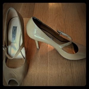 Peep-toe Mary-Jane heel in nude patent leather